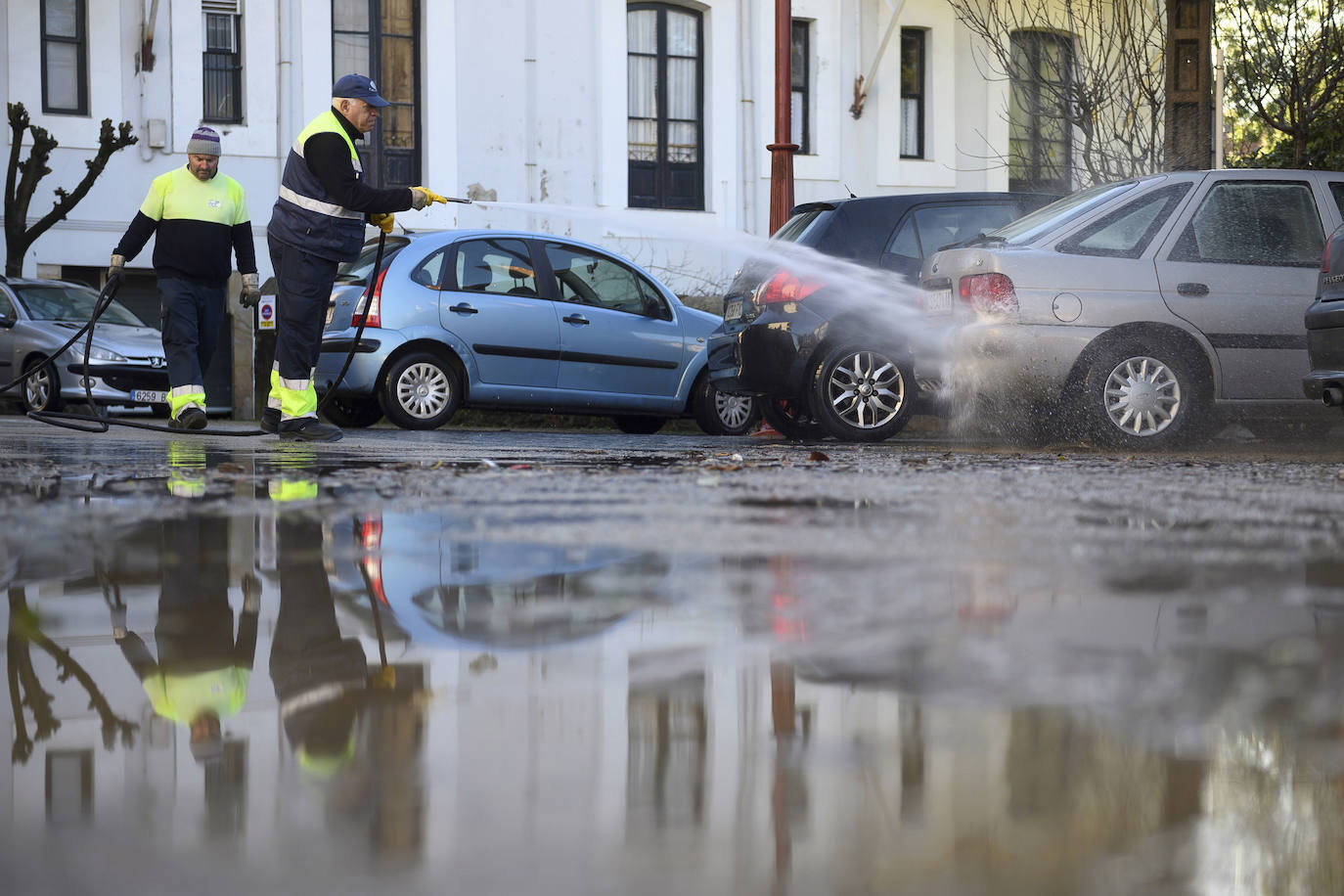 Operarios de limpieza trabajan para limpiar las calles en Ampuero