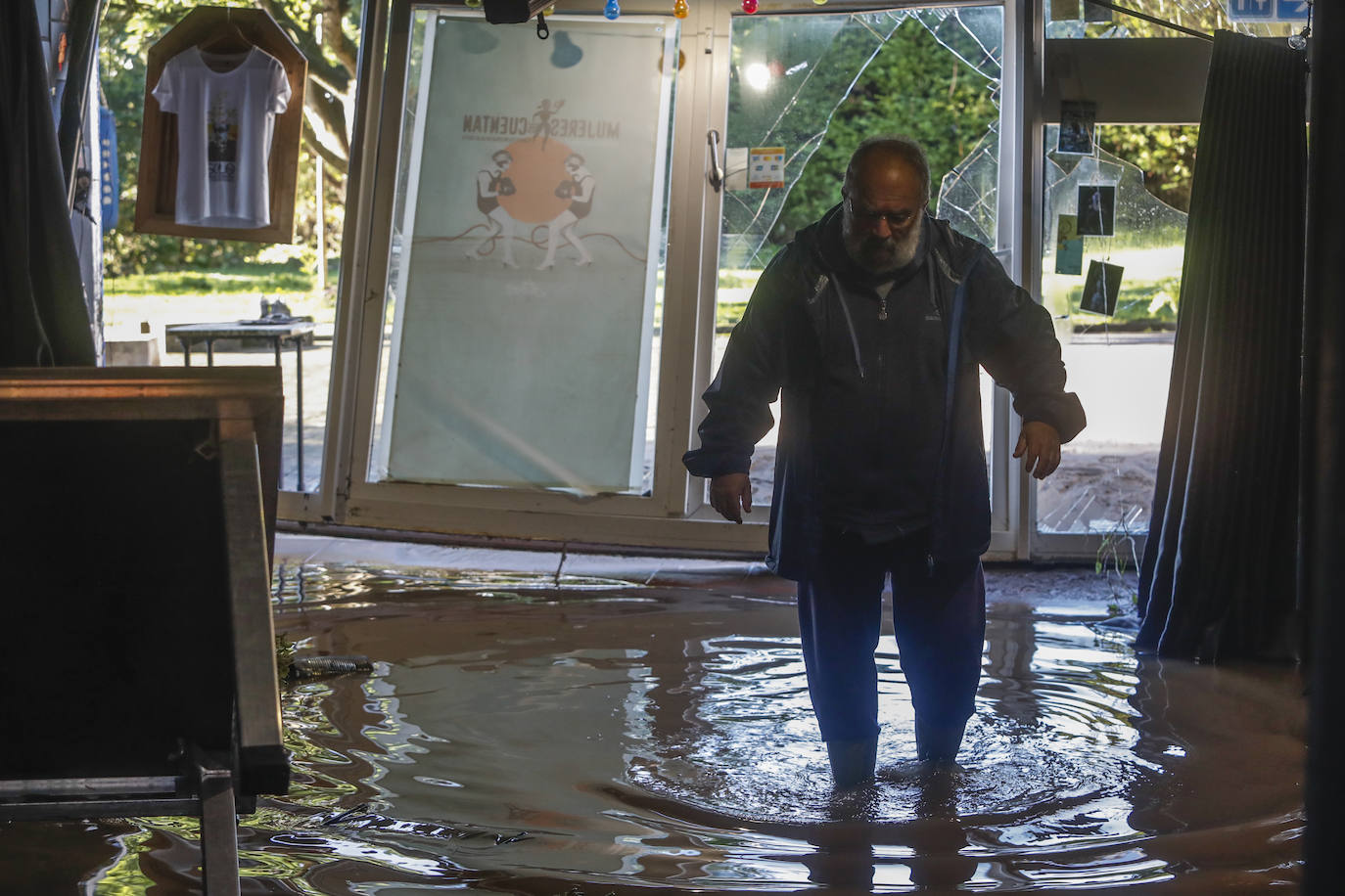 Muchas casas y comercios todavía estaban anegadas este martes en Piélagos.