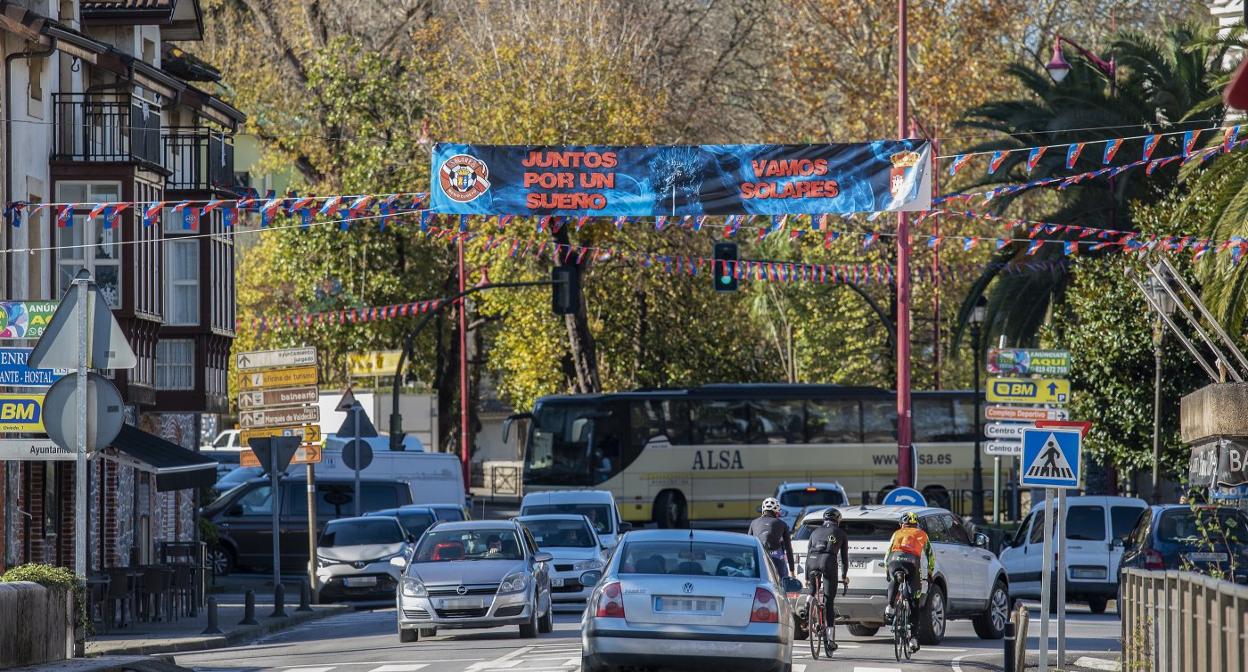 Una pancarta, y banderines con los colores del club, animan al Solares en una calle de la localidad de Medio Cudeyo. daniel pedriza