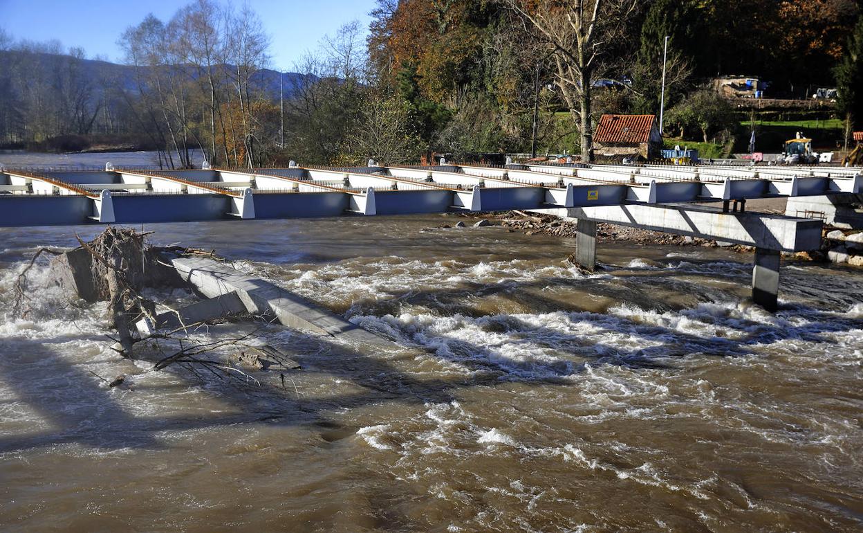 Aspecto que presentaba ayer la nueva estructura sobre el río Saja, que bajaba todavía con fuerza.