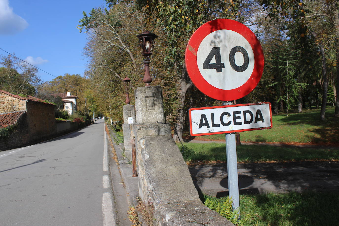 Parque de Alceda junto al núcleo del mismo nombre. 