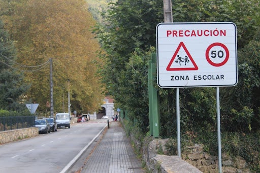 Zona escolar junto al balneario y el parque de Alceda.