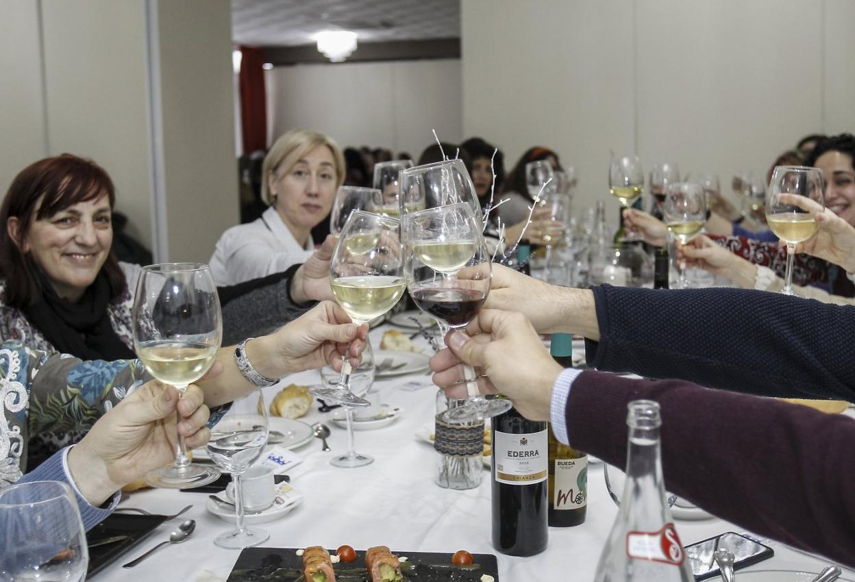 Un grupo de compañeros de trabajo brindan durante la cena de empresa organizada en un restaurante de Palencia. 