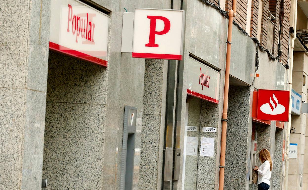 Una antigua oficina del Banco Popular junto a otra sucursal del Santander. 