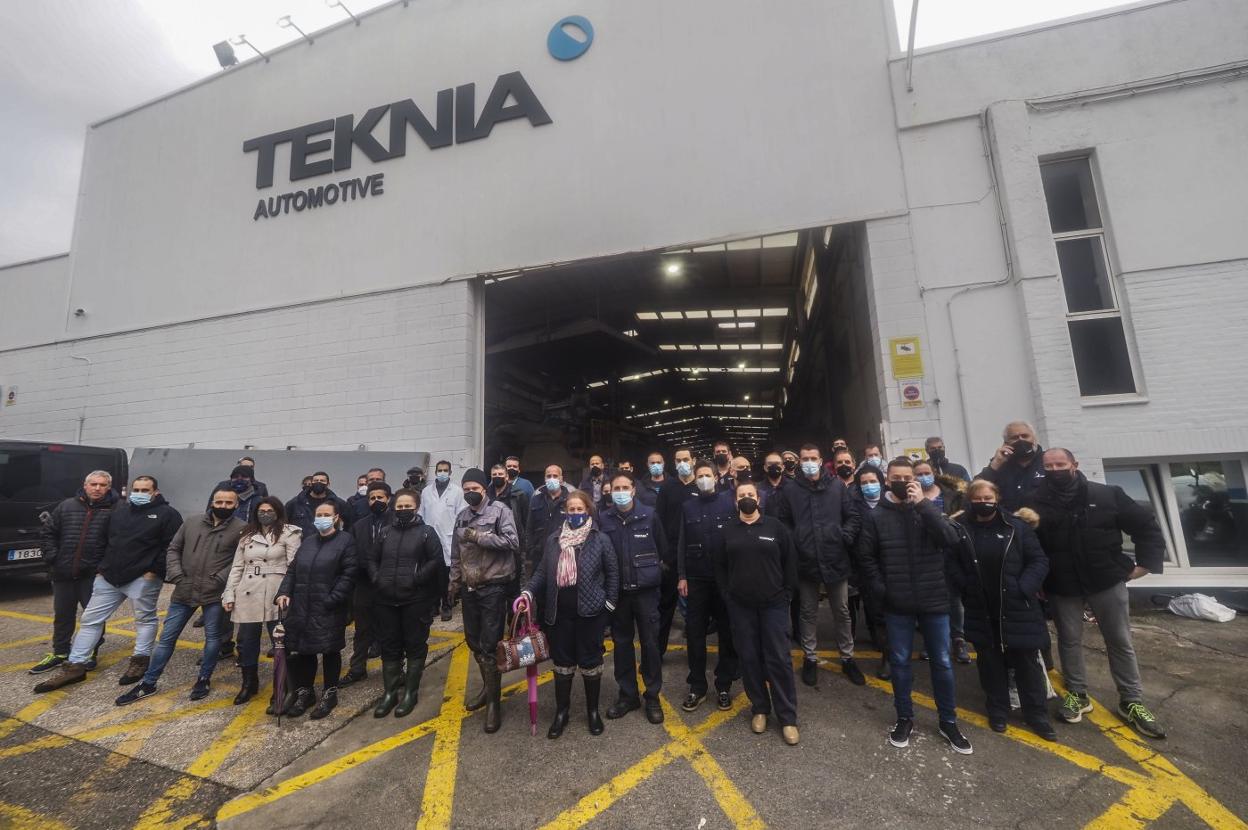 Medio centenar de trabajadores de las dos fábricas que Teknia tiene en Ampuero se concentraron ayer para exigir una solución urgente a las inundaciones. 