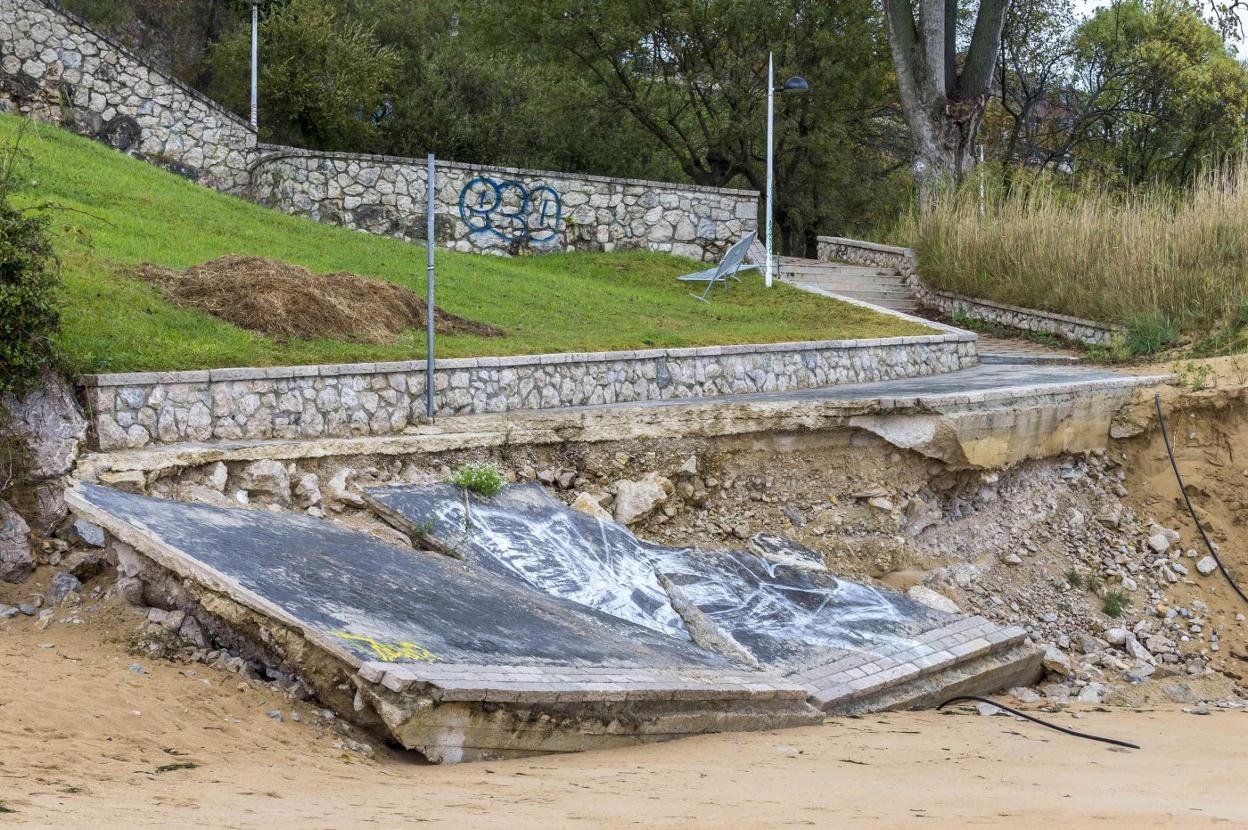 Imagen de la rampa de acceso a la playa de Los Peligros, en Santander, derribada durante el temporal de enero del 2021.