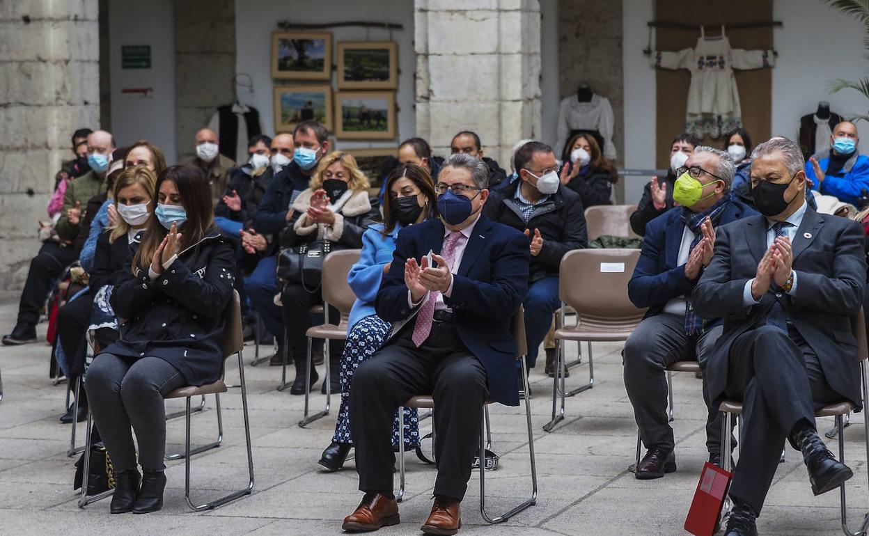 En primera fila (de izquierda a derecha), Emilia Aguirre (vicepresidenta del Parlamento), el presidente del Comité cántabro, Ignacio Fernández Allende y el presidente del Parlamento, Joaquín Gómez. 