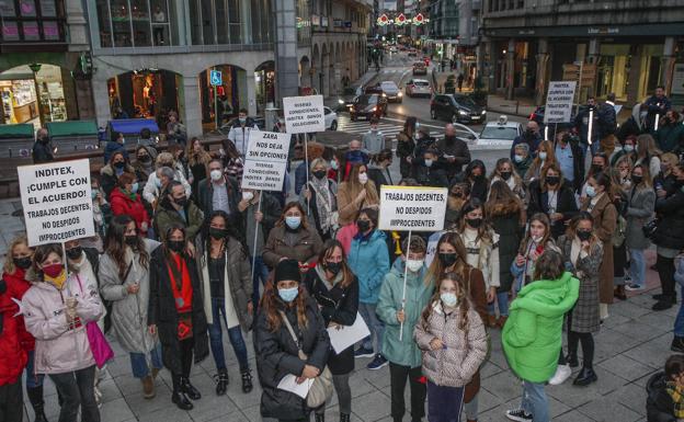 La movilización se realizó en la Plaza Mayor, a escasos metros de la tienda que cerrará el 29 de enero.