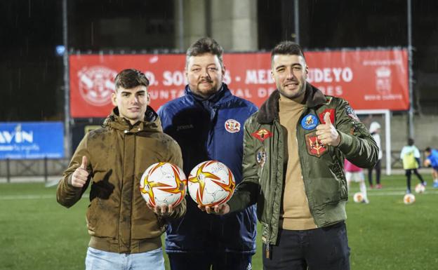 Enrique Gutiérrez y Ángel Oslé, los goleadores en el partido, flanquean a Diego Santos.