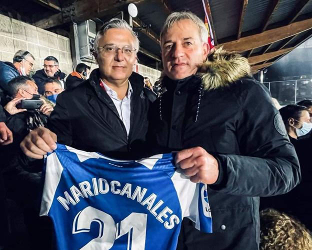 José María Durán (izquierda) entrega a Chema Pérez una camiseta del Espanyol con el nombre de Mario Canales.