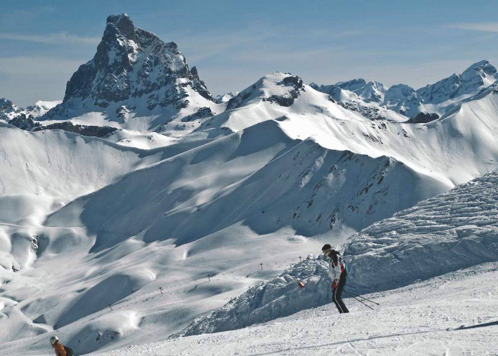 La estación de esquí de Astún está situada en el Pirineo Aragonés, concretamente en el valle de Canfranc y se ha convertido en una de las más valoradas de toda España.