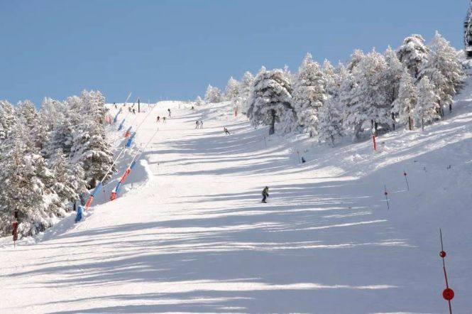 La estación de esquí de Javalambre, está situada en pleno Sistema Ibérico, lo que le permite presumir de tener unos inviernos muy fríos que le ayudan a mantener una nieve de gran calidad. Es una de las opciones a tener en cuenta para los esquiadores aragoneses, pero gracias a su proximidad también a valencianos y catalanes.