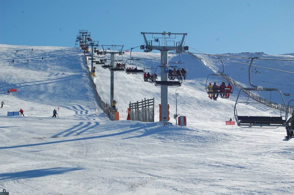 En Sierra de Béjar tienes lo necesario para pasar una jornada de esquí completa. 26 kilómetros de amplias pistas con un suave pendiente, escuela de esquí, cafetería, tiendas e incluso un chiqui-park para que los más pequeños se divierten mientras tú esquías.