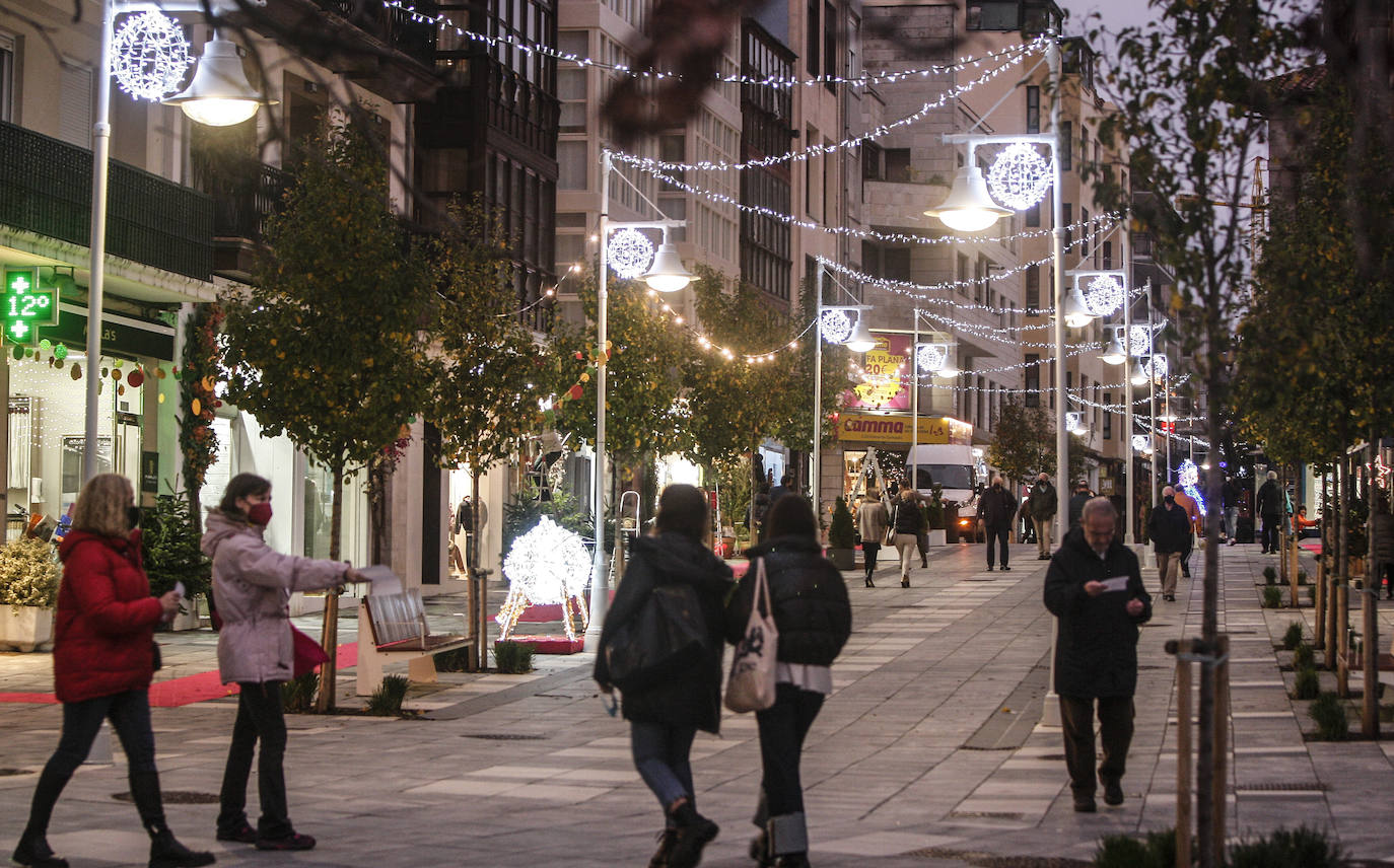 Fotos: Las luces navideñas ya iluminan las calles de Torrelavega