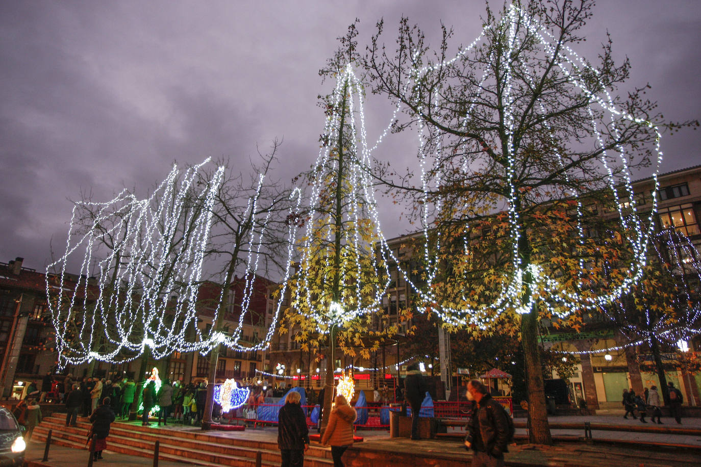 Fotos: Las luces navideñas ya iluminan las calles de Torrelavega