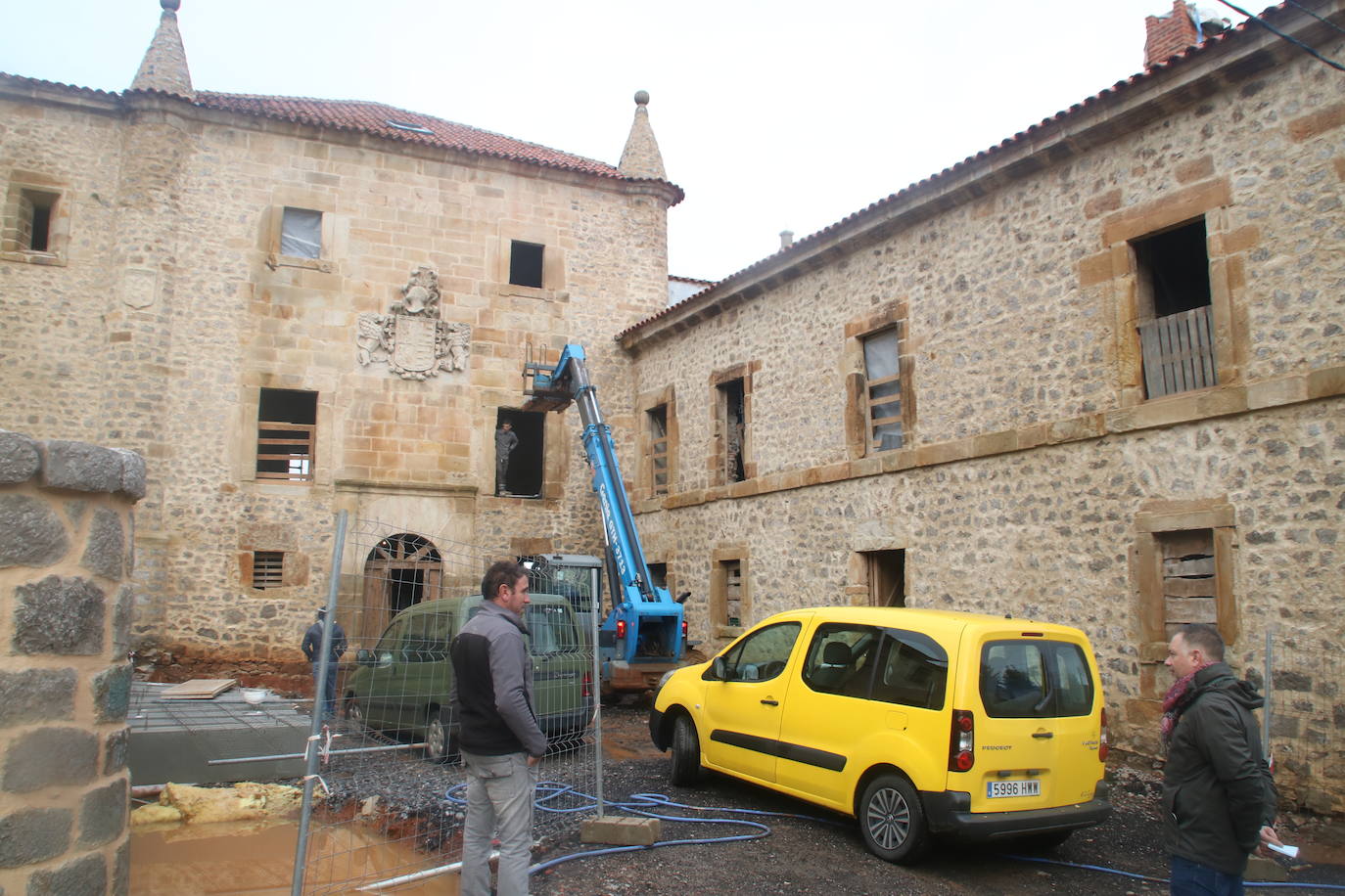 Fotos: El Palacio de los Acevedo empieza a brillar de nuevo en Hoznayo