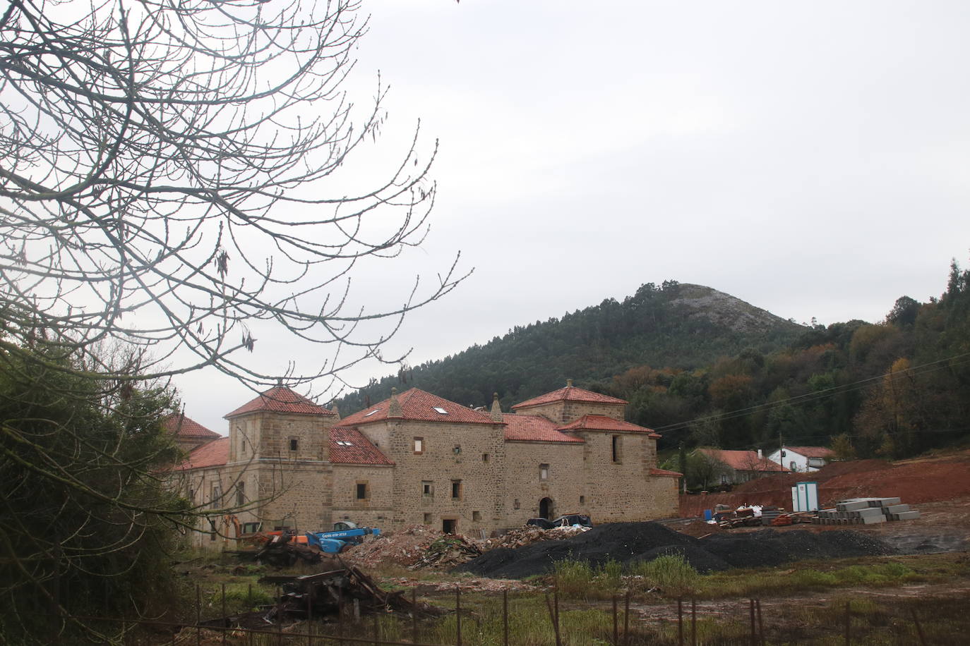 Fotos: El Palacio de los Acevedo empieza a brillar de nuevo en Hoznayo