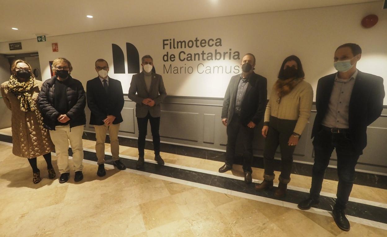 Familiares y amigos del cineasta junto a las autoridades en el acto.