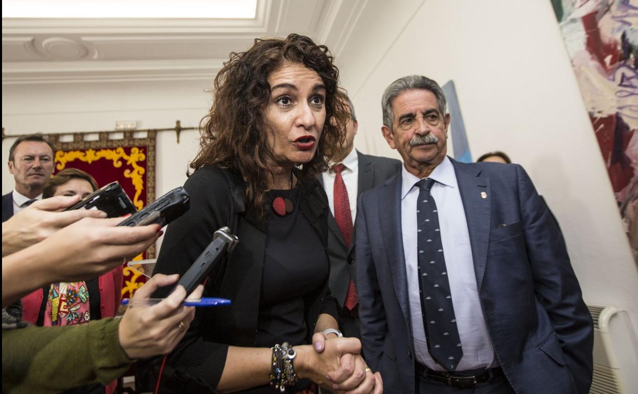 La ministra de Hacienda, junto al presidente Revilla, durante la toma de posesión en Santander de Ainoa Quiñones como delegada del Gobierno.