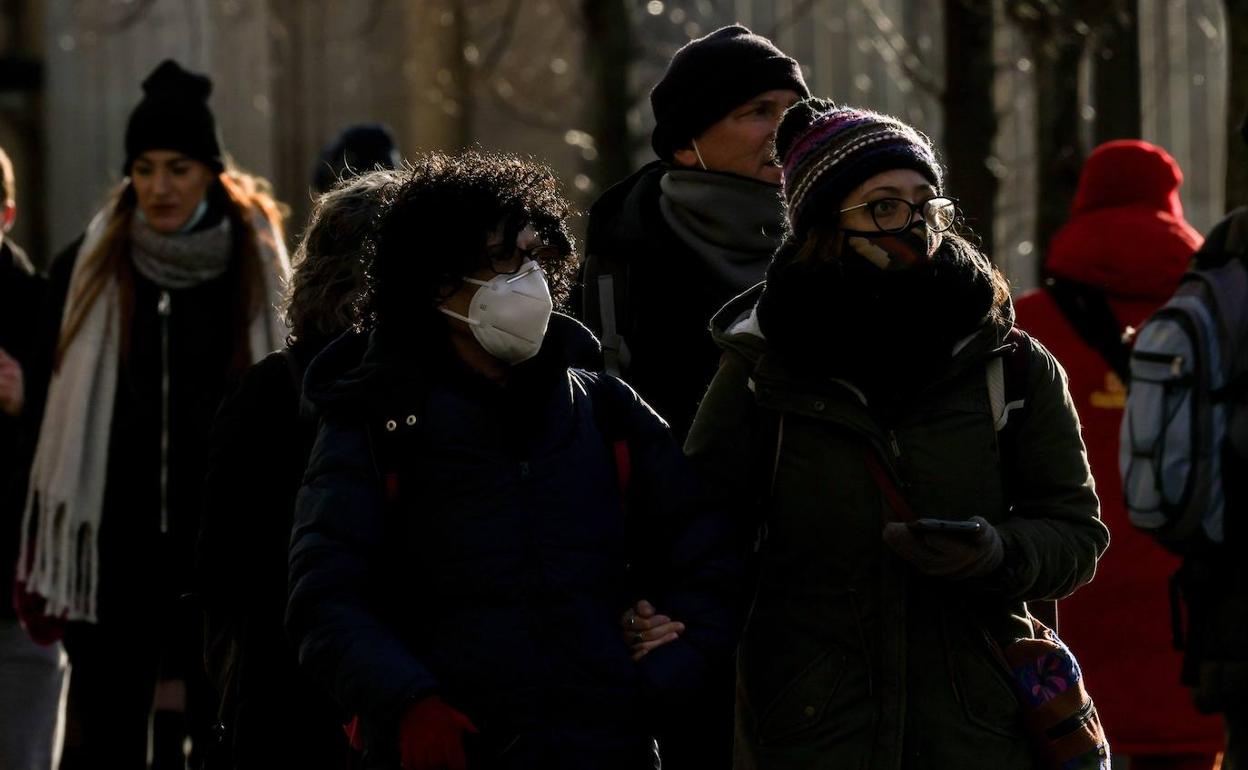 Ciudadanos con mascarillla en las calles de Berlín.