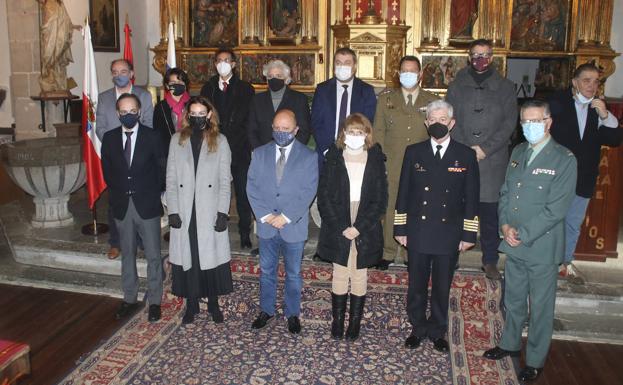 Imagen principal - Antes del disparo se celebró un homenaje a la bandera y los caídos.