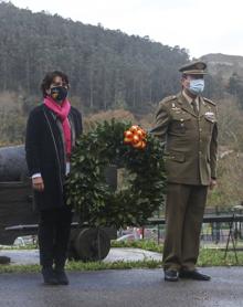 Imagen secundaria 2 - Antes del disparo se celebró un homenaje a la bandera y los caídos.