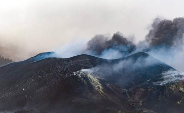 Vista del cono principal del volcán de Cumbre Vieja en la isla canaria de La Palma.