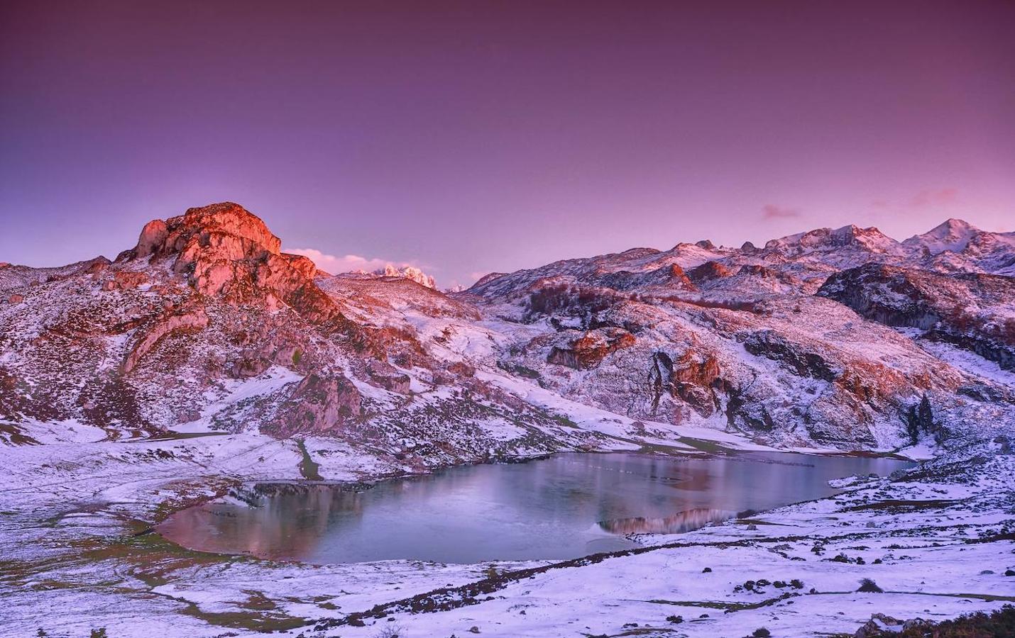 Vistas al paisaje nevado del lago Ercina (Asturias).