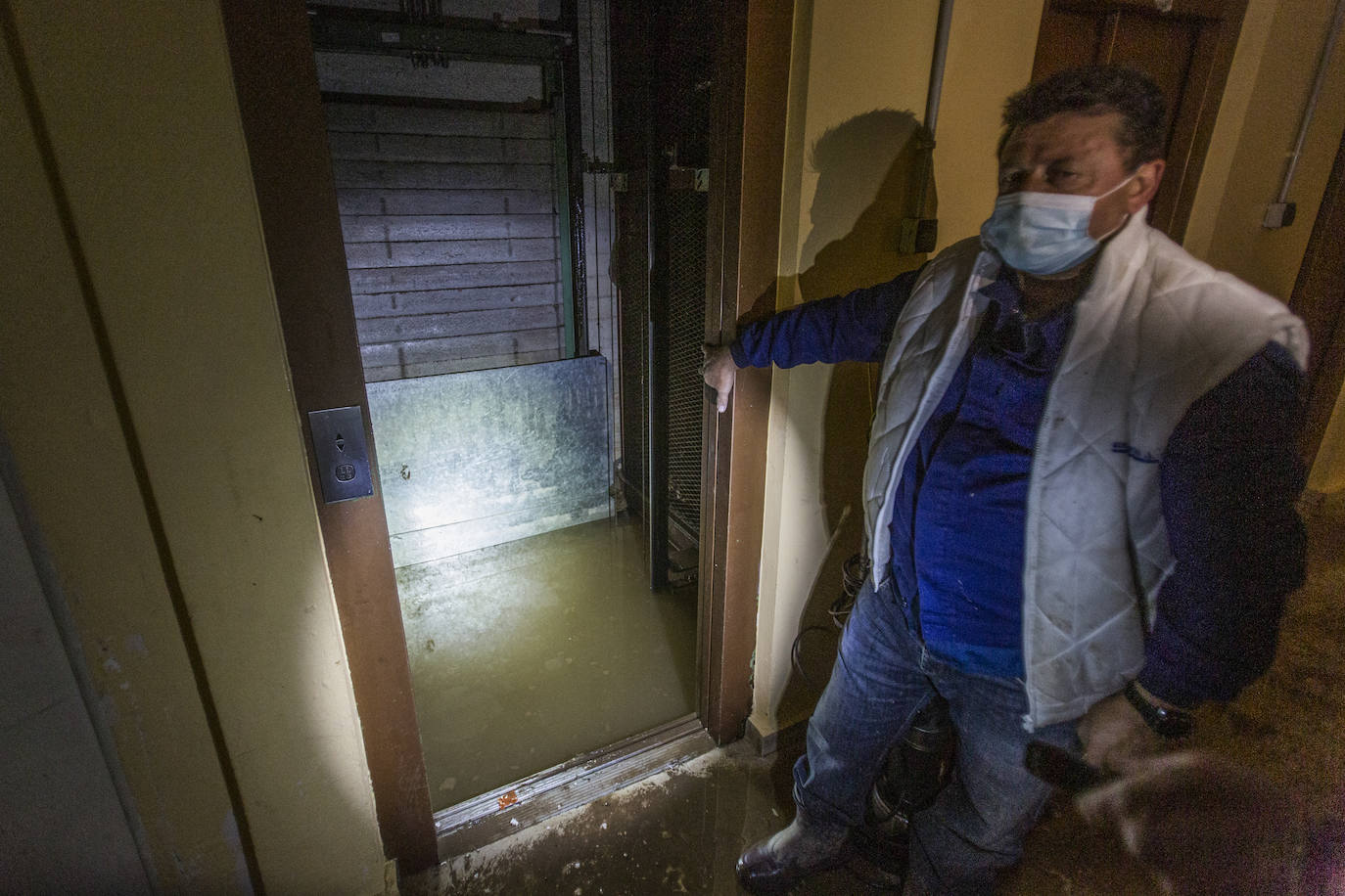 El ascensor del portal sigue inundado cuatro días después.