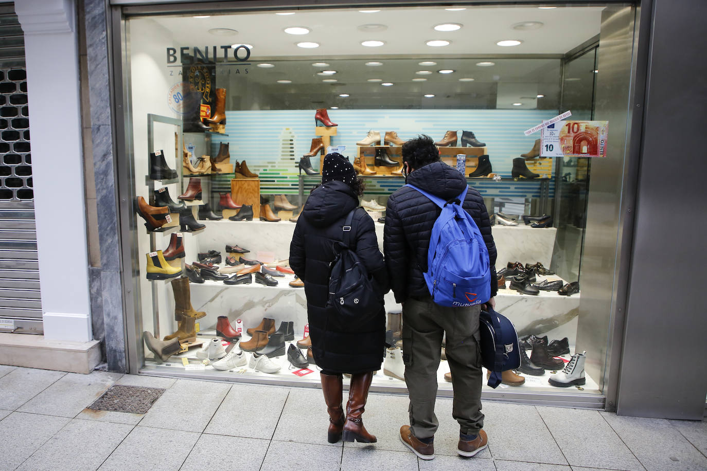 Las tiendas del centro de Santander lamentan que fue una jornada «muy tranquila» en clientes y ventas, pese a la llegada de turistas