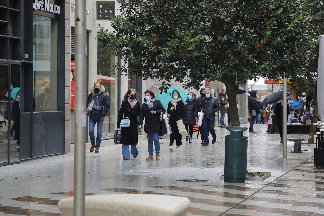 Las tiendas del centro de Santander lamentan que fue una jornada «muy tranquila» en clientes y ventas, pese a la llegada de turistas