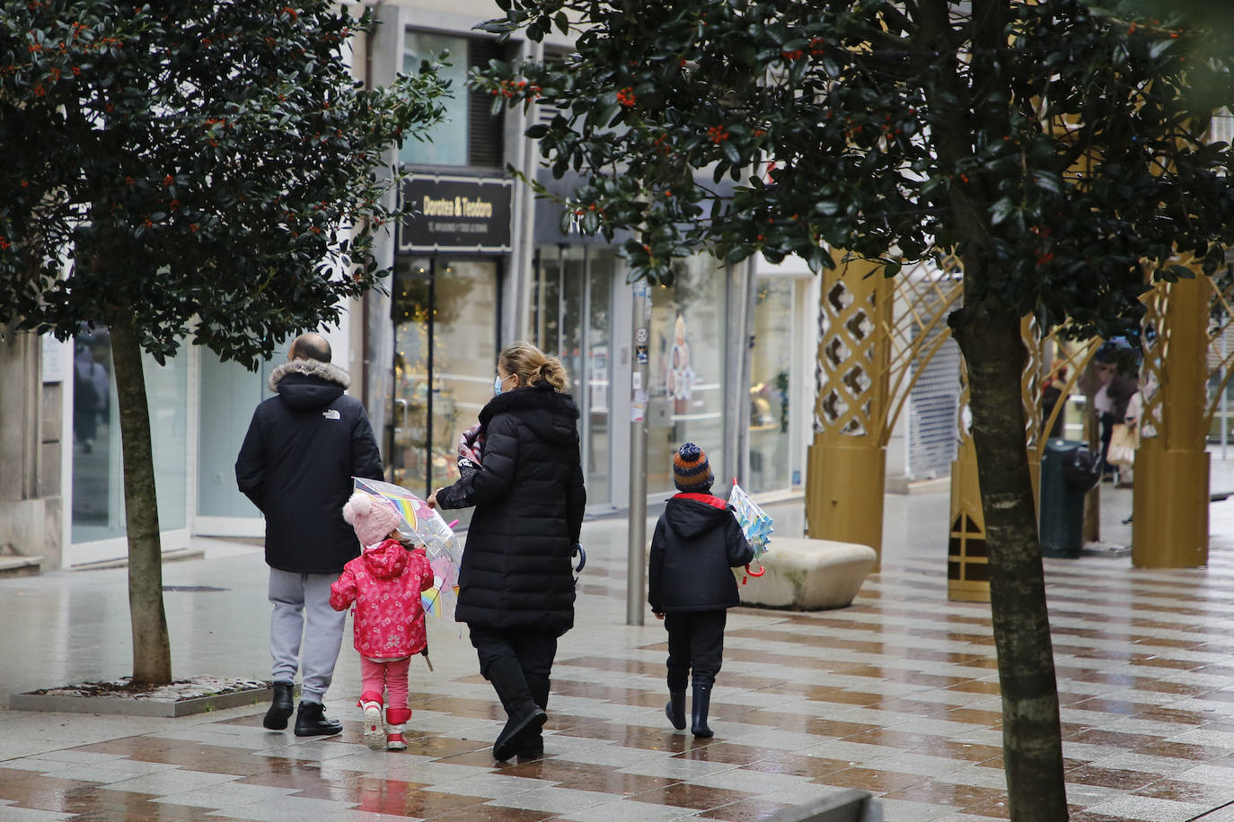 Las tiendas del centro de Santander lamentan que fue una jornada «muy tranquila» en clientes y ventas, pese a la llegada de turistas