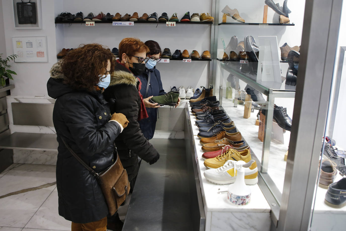 Las tiendas del centro de Santander lamentan que fue una jornada «muy tranquila» en clientes y ventas, pese a la llegada de turistas