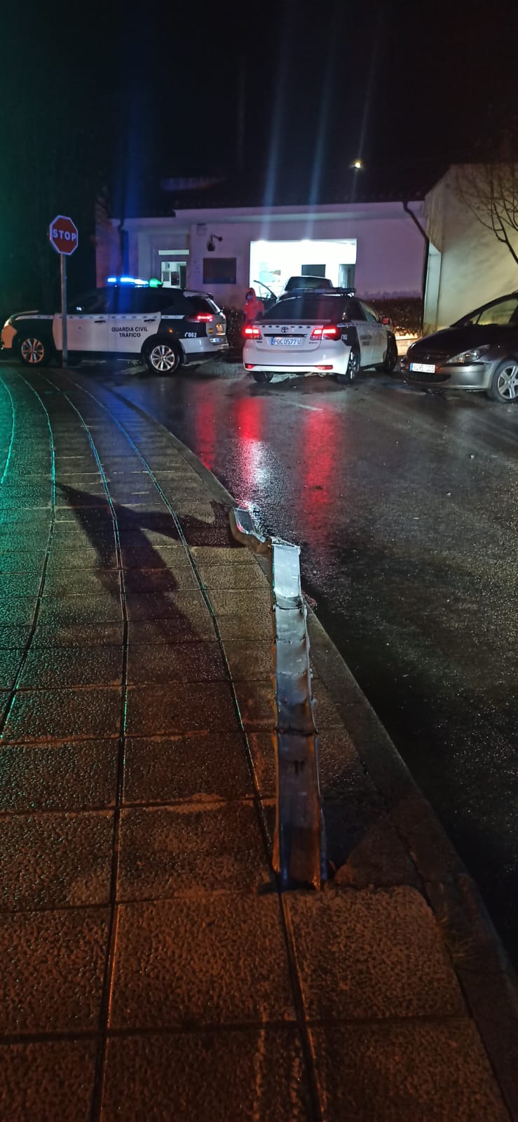 Fotos: Un coche con tres ocupantes sale volando y entra en el consultorio de Cudón