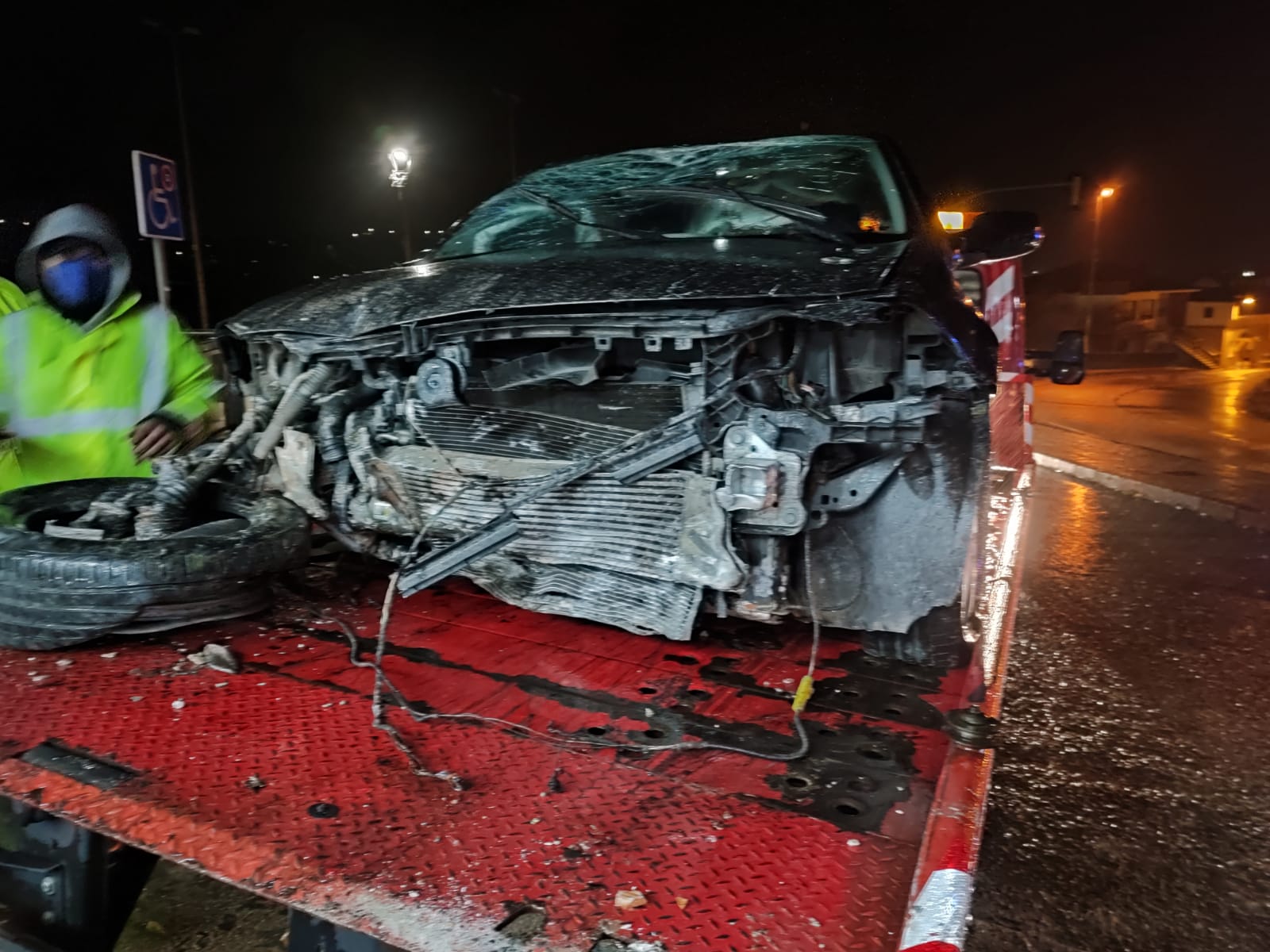 Fotos: Un coche con tres ocupantes sale volando y entra en el consultorio de Cudón