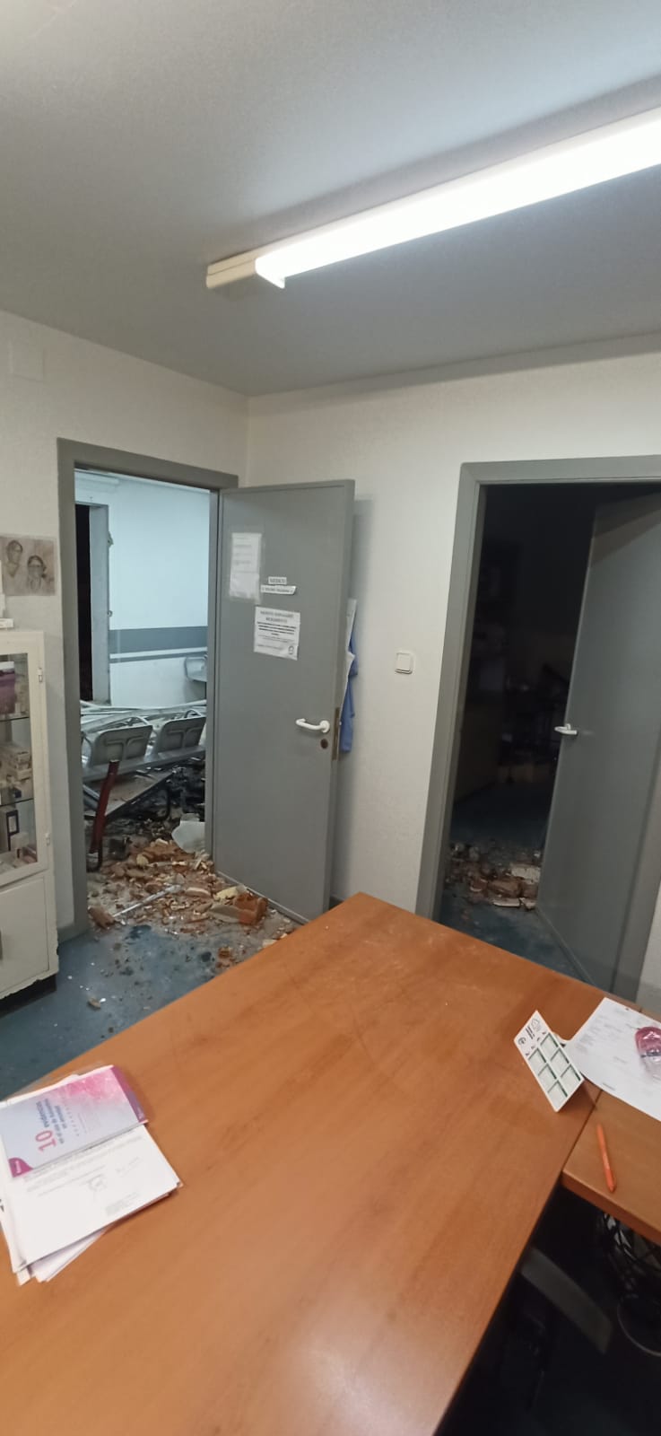 Fotos: Un coche con tres ocupantes sale volando y entra en el consultorio de Cudón