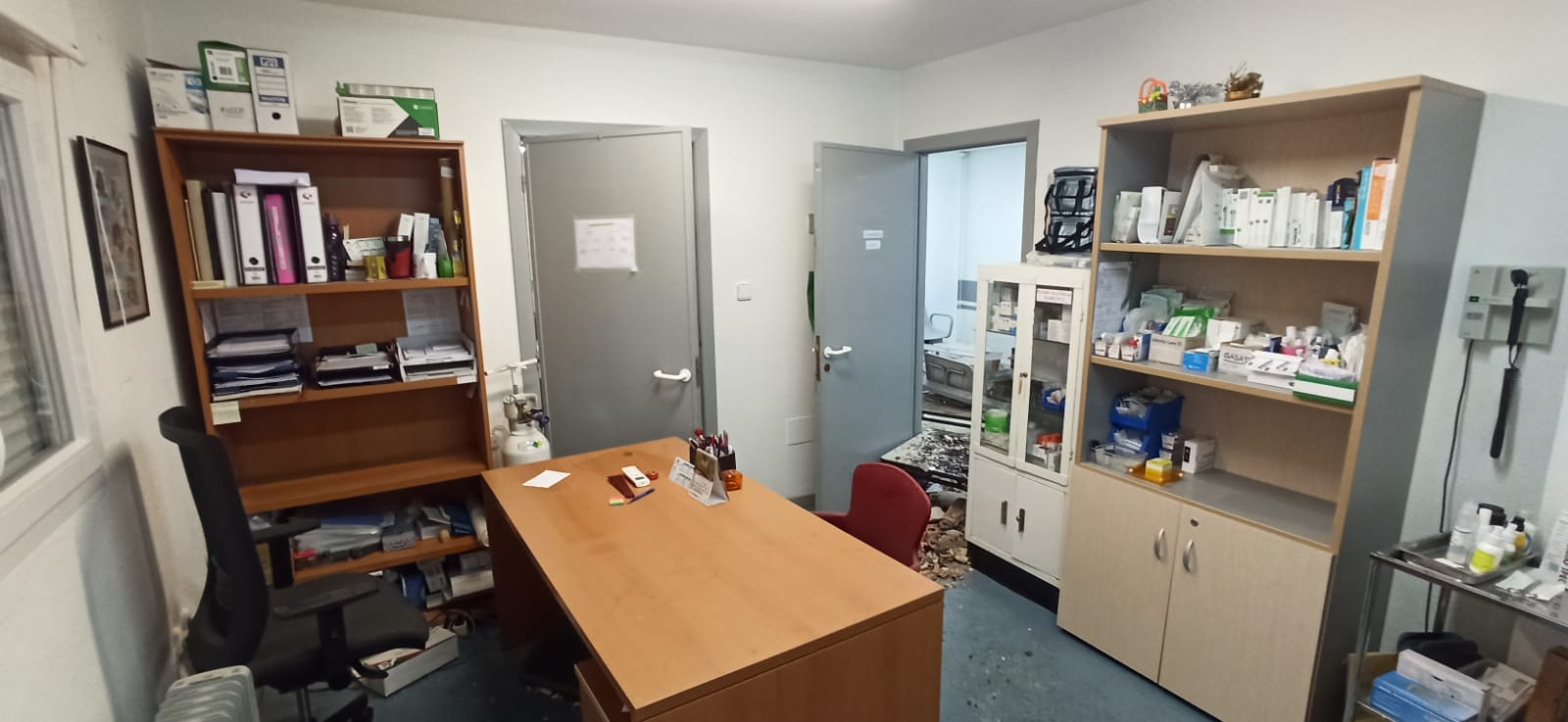 Fotos: Un coche con tres ocupantes sale volando y entra en el consultorio de Cudón