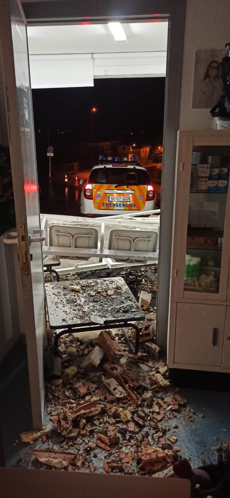 Fotos: Un coche con tres ocupantes sale volando y entra en el consultorio de Cudón