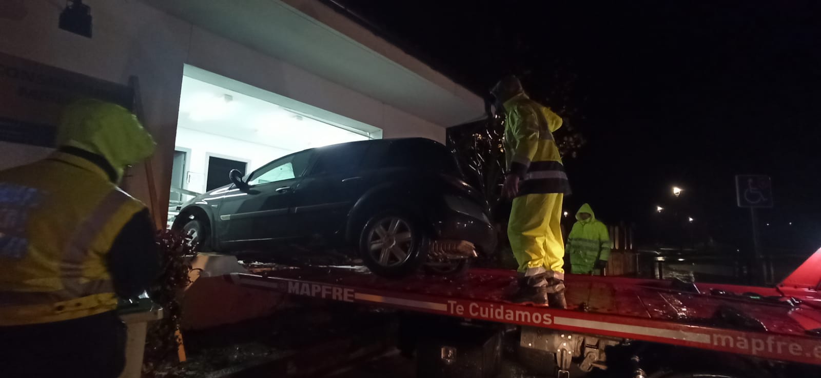 Fotos: Un coche con tres ocupantes sale volando y entra en el consultorio de Cudón