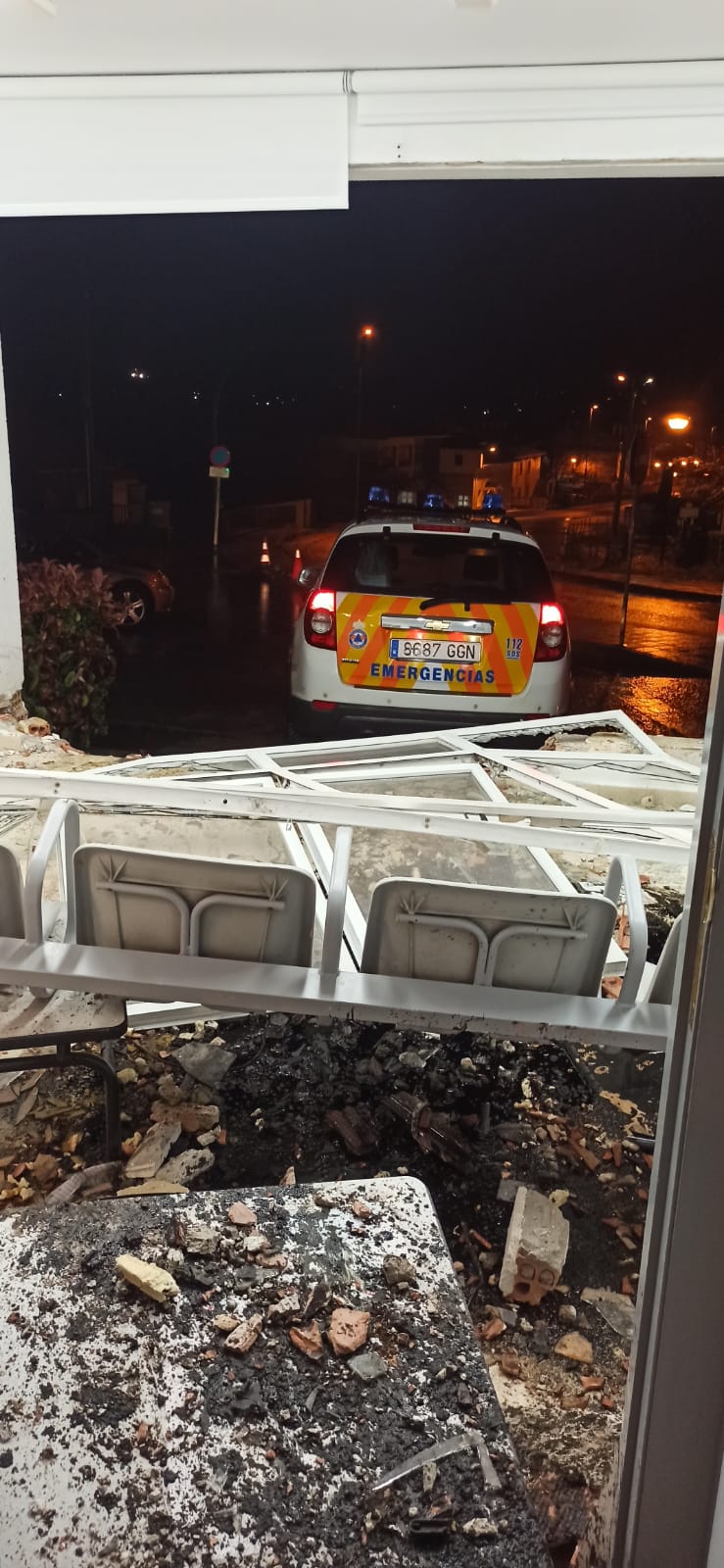 Fotos: Un coche con tres ocupantes sale volando y entra en el consultorio de Cudón