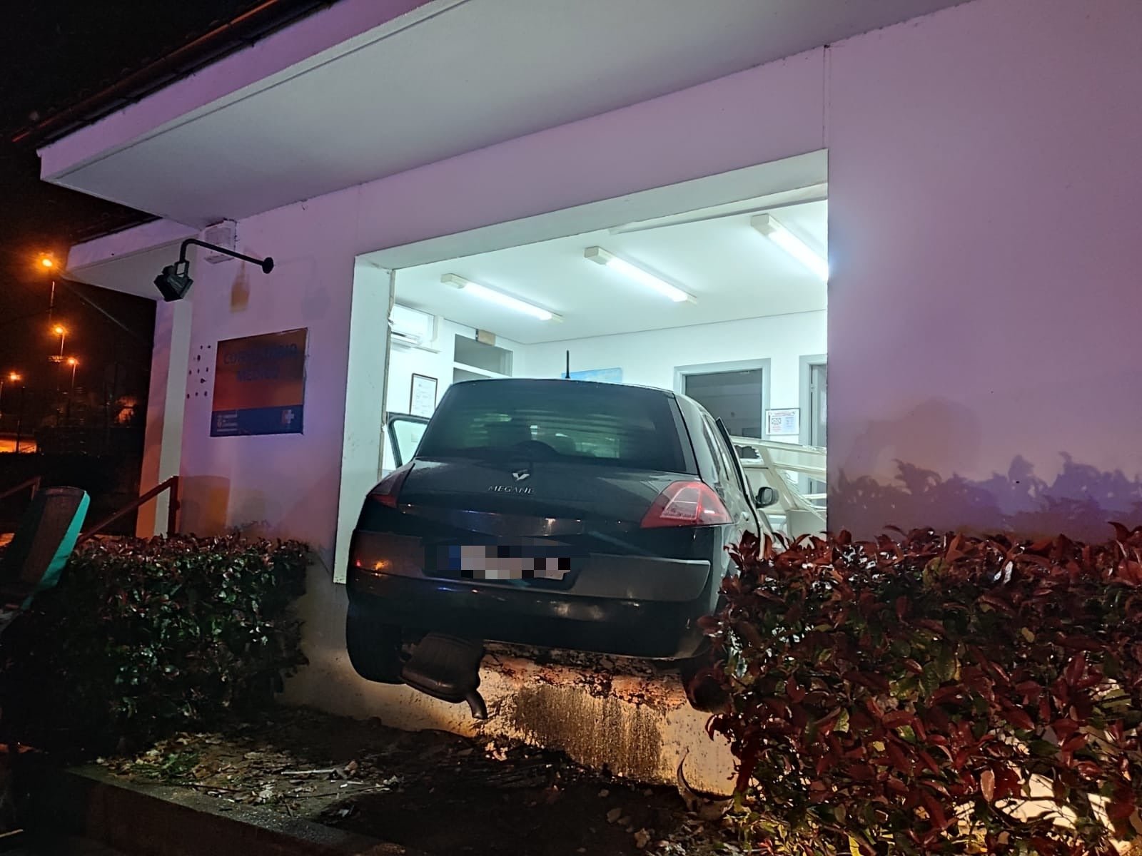 Fotos: Un coche con tres ocupantes sale volando y entra en el consultorio de Cudón