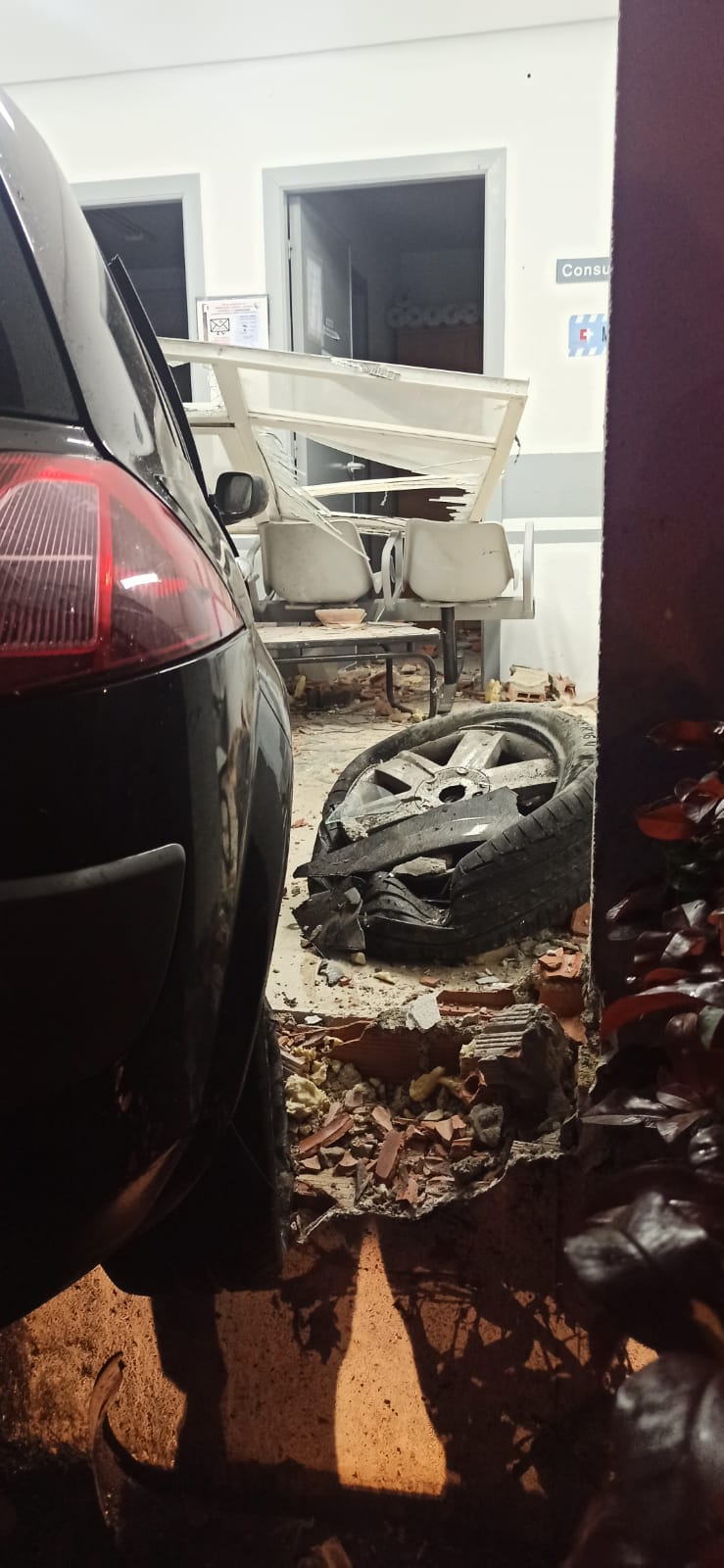 Fotos: Un coche con tres ocupantes sale volando y entra en el consultorio de Cudón