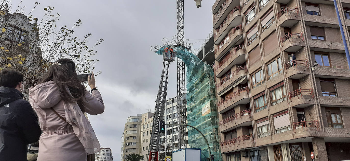 Las fuertes rachas de viento –Santander marcó la tercera máxima regional, con 93 kilómetros por hora– a punto estuvieron de derribar el andamio de la fachada principal del número 22 de la calle Reina Victoria. Hasta el lugar se desplazaron los bomberos tras recibir el aviso del servicio de emergencias del 112.