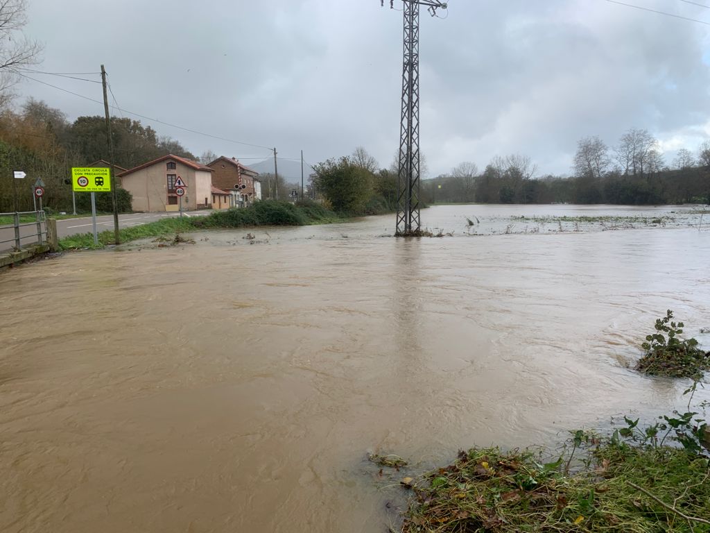 Así bajaba el río Aguanaz a su paso por el municipio de Ribamontán al Monte.