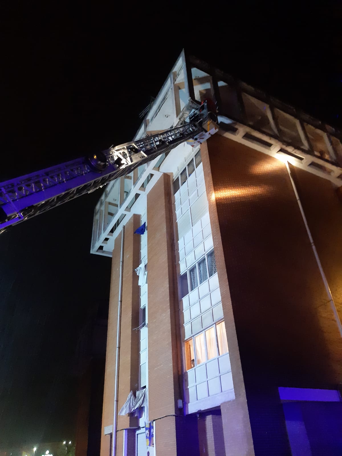 Saneamiento de cornisa tras caída de cascotes a la vía pública en Santoña.