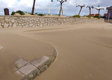 Imagen secundaria 1 - Imagen de esta mañana en el aparcamiento de la playa de Somo, cubierto por completo de arena, arrastrada por el temporal de viento y olas.