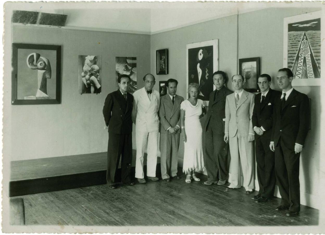 Asistentes a la Exposición Surrealista organizada en el Ateneo de Santa Cruz de Tenerife por la Gaceta de Arte, 1935.