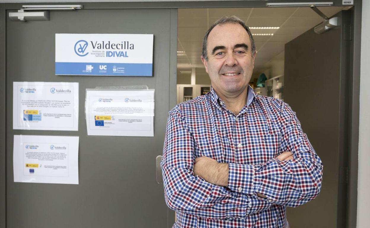 Marcos López Hoyos (Torrelavega, 1968), jefe de servicio de Inmunología del Hospital Valdecilla y presidente de la Sociedad Española de la especialidad (SEI) en uno de los laboratorios del servicio en Hospital Universitario Marqués de Valdecilla.