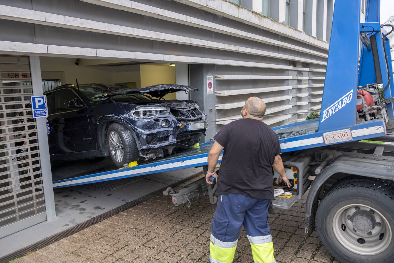 Un coche se desploma al vacío por el hueco del elevador de vehículos e impacta sobre el propio ascensor que, en una planta inferior, cargaba en ese momento con otro turismo