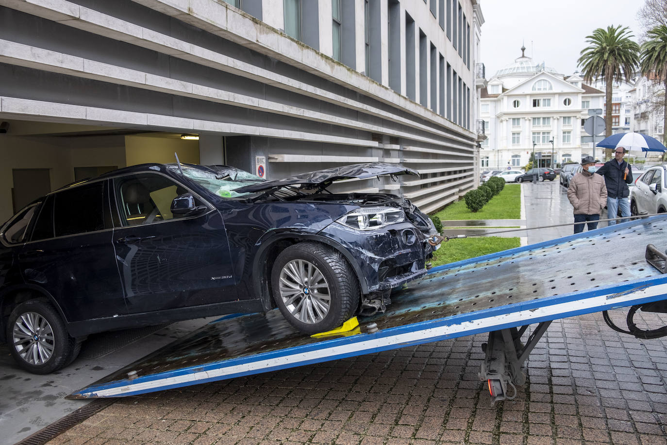 Un coche se desploma al vacío por el hueco del elevador de vehículos e impacta sobre el propio ascensor que, en una planta inferior, cargaba en ese momento con otro turismo